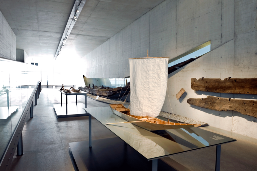 Blick in den Museumsbereich Schiffsanbau mit Modell einer Lädine im Vordergrund.